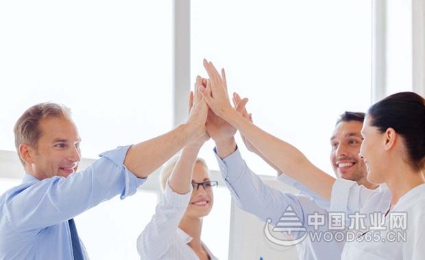 母女烈日救老人 牵出一段“接生缘”